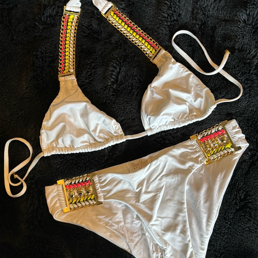 Beach Bunny bikini set NWT size Medium